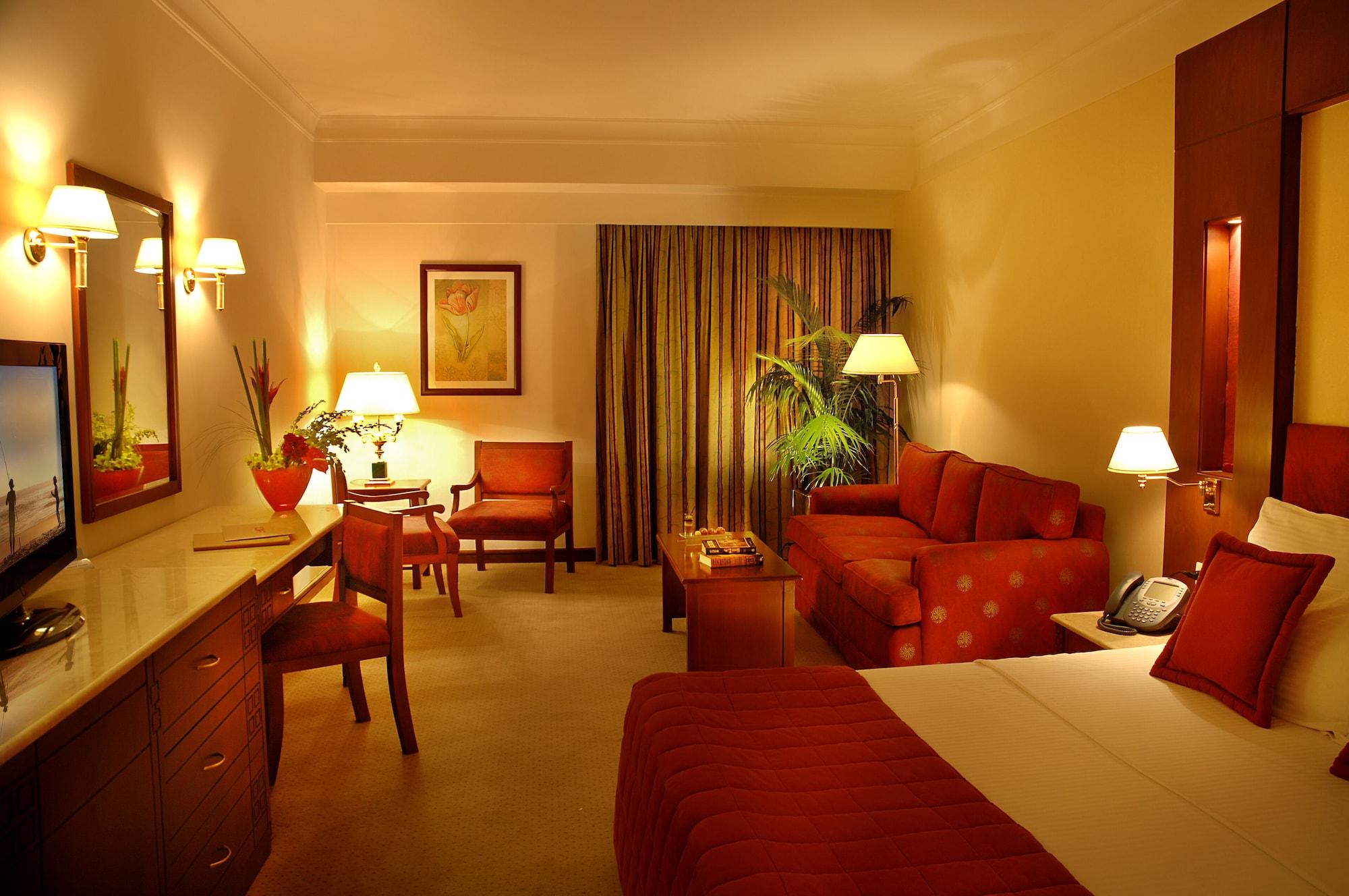 Safir Hotel Cairo Giza Ngoại thất bức ảnh A suite at the Hilton Athens