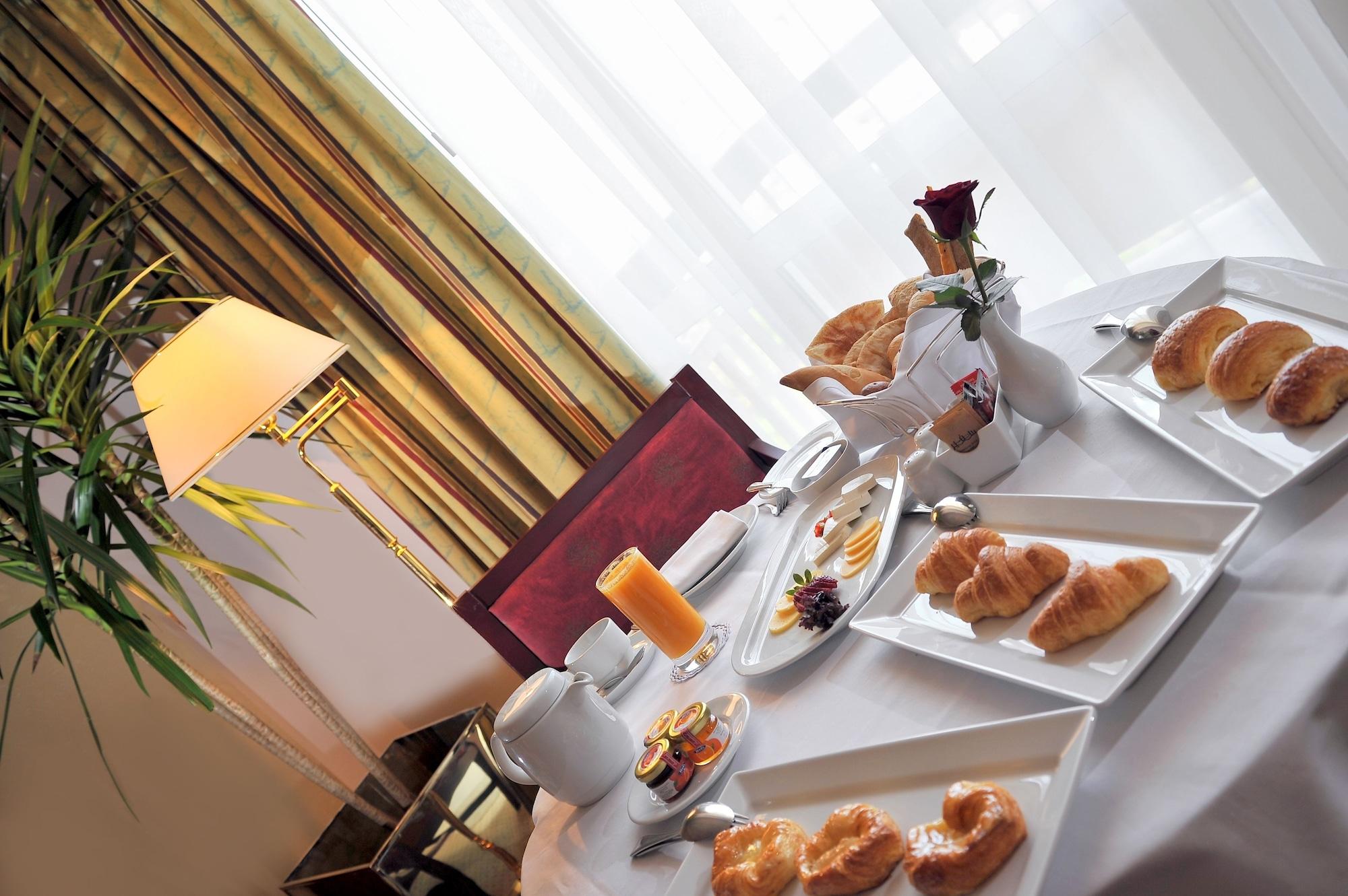 Safir Hotel Cairo Giza Ngoại thất bức ảnh A typical breakfast