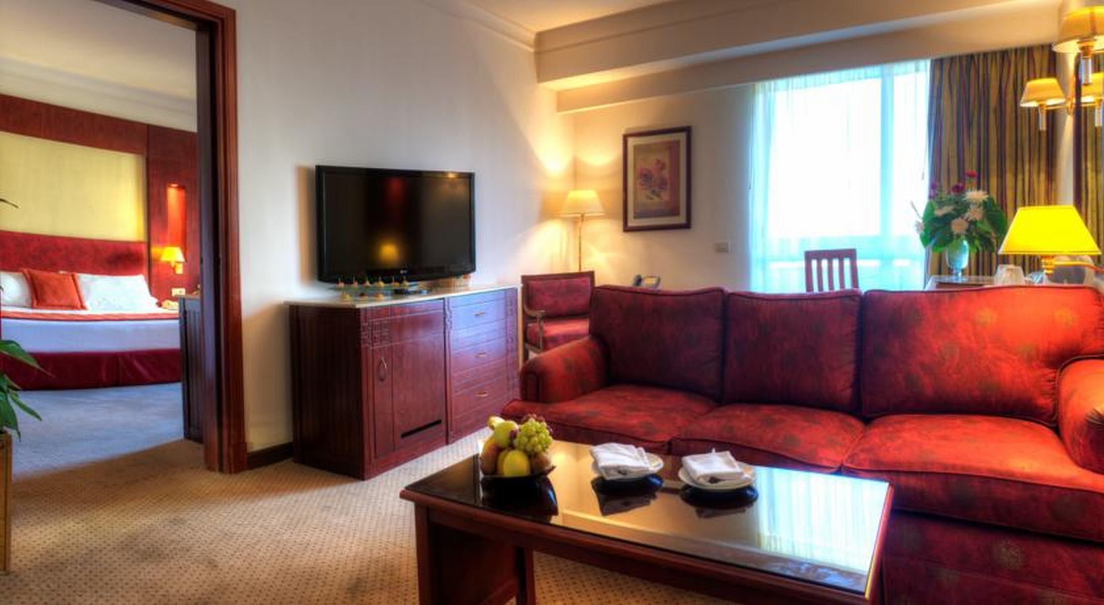 Safir Hotel Cairo Giza Ngoại thất bức ảnh A suite at the hotel