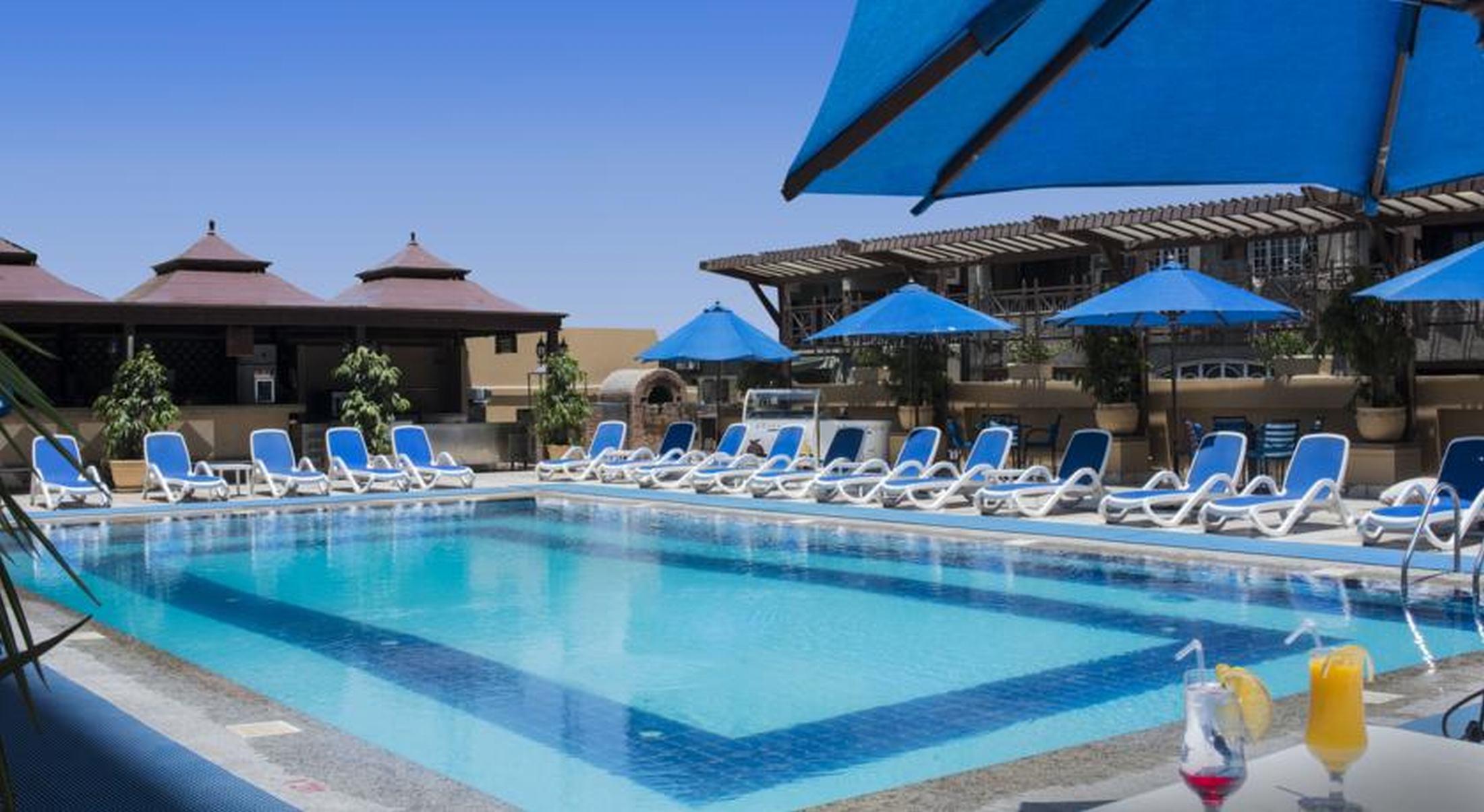 Safir Hotel Cairo Giza Ngoại thất bức ảnh The pool at the hotel
