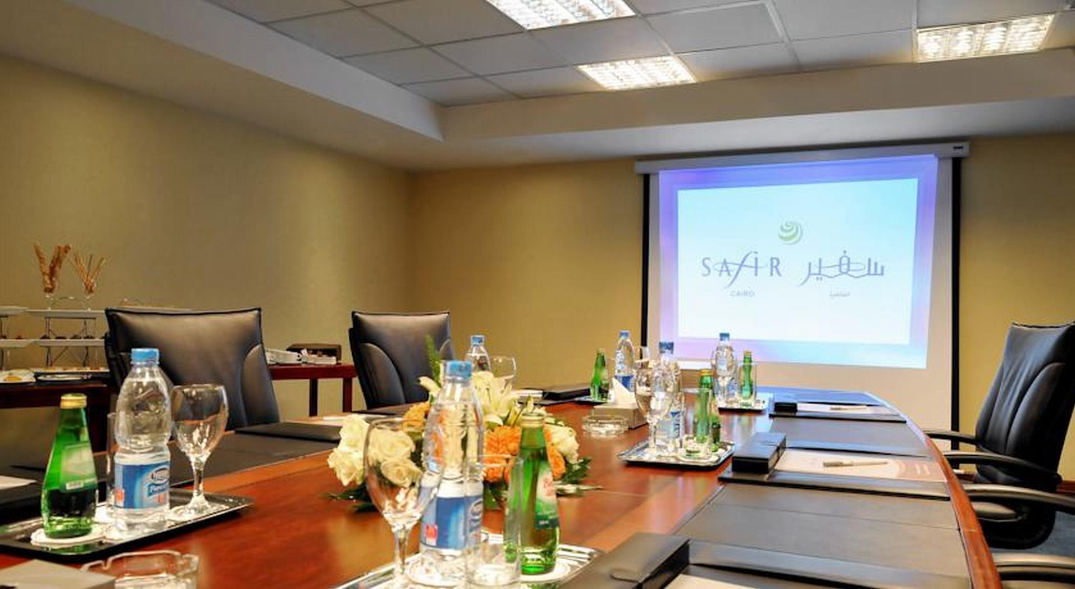 Safir Hotel Cairo Giza Ngoại thất bức ảnh A meeting room at the hotel