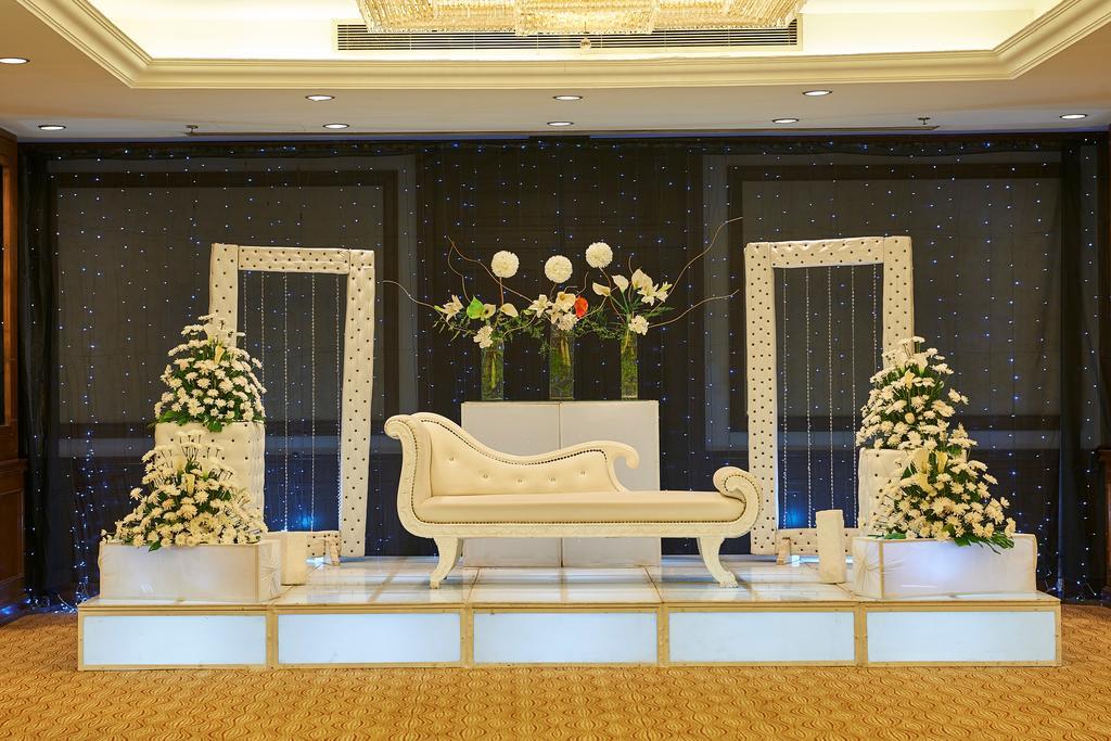 Safir Hotel Cairo Giza Ngoại thất bức ảnh A modern Malay wedding stage