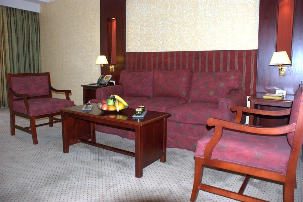 Safir Hotel Cairo Giza Ngoại thất bức ảnh A suite at the hotel