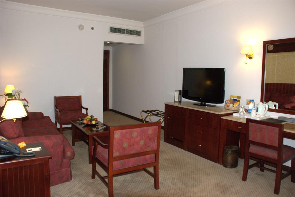 Safir Hotel Cairo Giza Phòng bức ảnh A room at the hotel