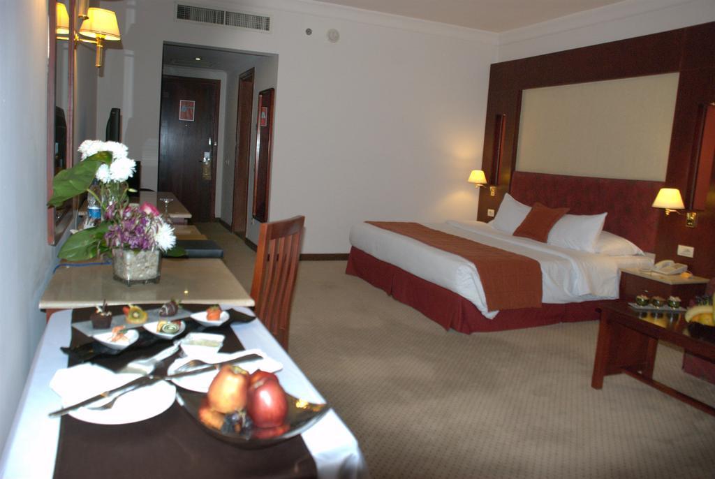 Safir Hotel Cairo Giza Phòng bức ảnh A room at the hotel
