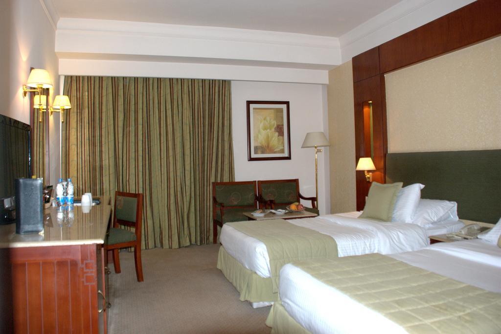Safir Hotel Cairo Giza Ngoại thất bức ảnh A room at the hotel