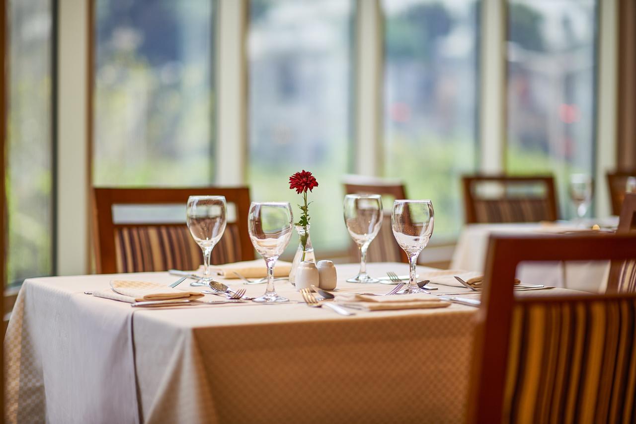 Safir Hotel Cairo Giza Ngoại thất bức ảnh A table set for fine dining